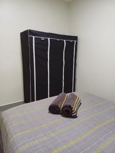 a bed with two towels sitting on top of it at Apartamento 2 quartos Ótima Localização in Uberlândia