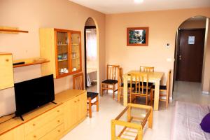 ein Wohnzimmer mit einem TV und einem Esszimmer in der Unterkunft Europeñiscola playavacaciones in Benicarló