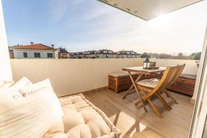 Μπαλκόνι ή βεράντα στο Beachfront apartment parking