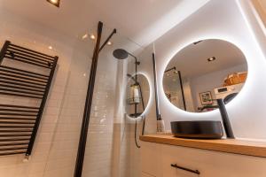 Ένα μπάνιο στο Beachfront apartment parking +21 φωτογραφίες