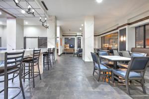 a dining room with tables and chairs in a restaurant at Holiday Inn Express - Dallas Downtown by IHG in Dallas