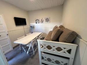 查斯科穆斯Casa a dos cuadras de la laguna的带桌子和沙发的客厅