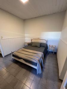 查斯科穆斯Casa a dos cuadras de la laguna的卧室里有一张床和一把椅子