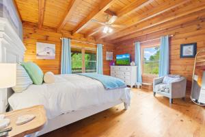 Giường trong phòng chung tại Willow Creek Cabin - Maryville, TN