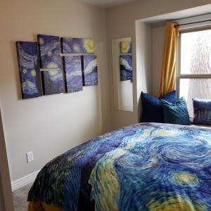 Van Gogh Get HIGH Tiny Home客房内的一张或多张床位