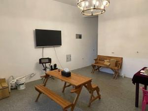 A television and/or entertainment centre at 大鯨魚旅宿