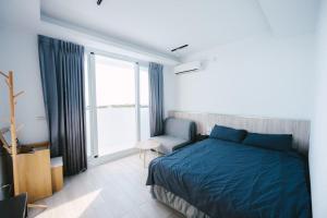 A bed or beds in a room at 大鯨魚旅宿