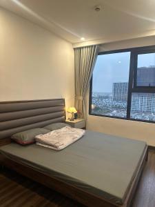 una camera da letto con un letto e una grande finestra di Happy home stay a Hai Phong