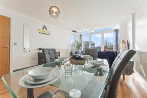 a dining room with a glass table and chairs at Birmingham City Centre Sunset Park Free Parking in Birmingham