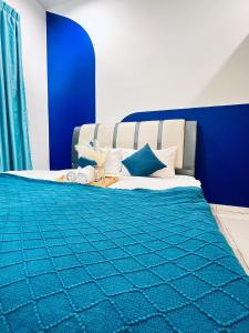 Katil atau katil-katil dalam bilik di Batu Pahat Santorini 3 rooms 2 bath rooms