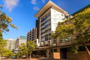 un edificio de oficinas con árboles delante de él en Mantra Terrace Hotel en Brisbane