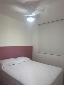 En eller flere senge i et værelse på Apartamento aconchegante + 3 billeder