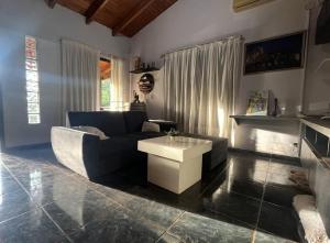 a living room with a couch and a table at Casa amplia y moderna in Eldorado