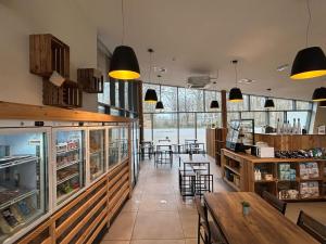 een restaurant met een toonbank en tafels en stoelen bij Haven with Sauna & Pool in Antoing