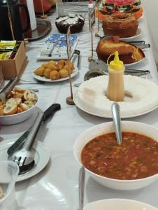 una tavola ricoperta di ciotole di zuppa e piatti di cibo di Pousada Canoeiros a Arraial d'Ajuda