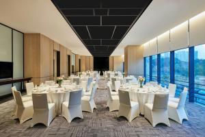 una sala per banchetti con tavoli bianchi e sedie bianche di Four Points by Sheraton Shenzhen, Guangming a Shenzhen