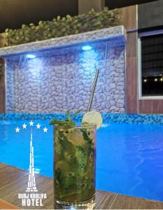 una bebida sentada en una mesa junto a una piscina en Hotel Burj Khalifa, en Quillabamba 31 fotos más
