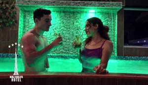 un hombre y una mujer parados frente a una piscina en Hotel Burj Khalifa, en Quillabamba