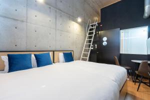 Postel nebo postele na pokoji v ubytování Sleaze Castle