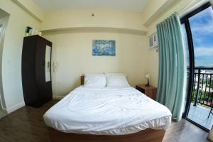 Postel nebo postele na pokoji v ubytování Lilos Cradle Grand Residences