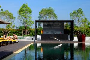 Avani Khon Kaen Hotel & Convention Centre内部或周边的泳池