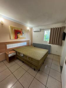 Un dormitorio con una cama grande en una habitación. en DiRoma Fiori Caldas Novas - YMT - 030, en Caldas Novas 34 fotos más