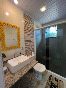 Ένα μπάνιο στο Apartamento em Tucuns