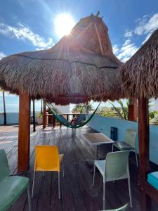 プエルト・モレロスにあるCasa Velero Puerto Morelosの遊び場(ブランコと藁傘付)