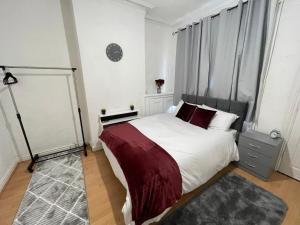 Ένα ή περισσότερα κρεβάτια σε δωμάτιο στο Hometel Digs Nice Comfy Home Sleeps 12