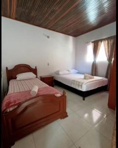 En eller flere senge i et værelse på casa alma socorro