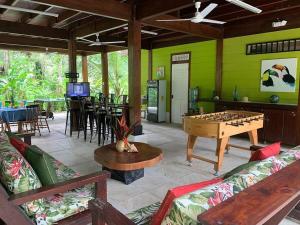 sala de estar con mesa y tablero de ajedrez en Pimienta Negra House, en Talamanca