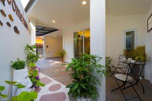 Taman di luar 3 Bedroom Villa in Good Location - CH88