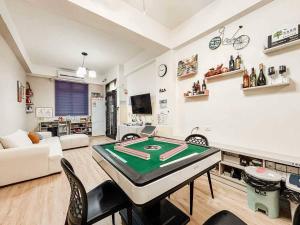 uma sala de estar com uma mesa de bilhar em 澎湖樂在綺中民宿 第580號 em Magong