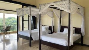 Postel nebo postele na pokoji v ubytování Domisili Ijen Cliff By Fays Hospitality