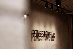 Certifikát, hodnocení, plakát nebo jiný dokument vystavený v ubytování Pinestone Inn