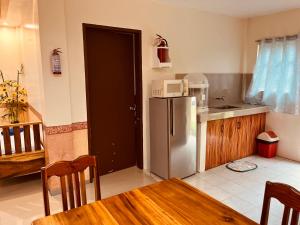 une cuisine avec un réfrigérateur en acier inoxydable et une table dans l'établissement Villa Paraiso Resort & Waterpark, à Mambajao