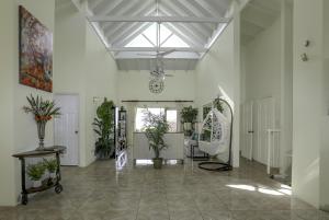un corridoio con piante e un soffitto di Beautiful 5-bed villa with views and pool - Decaj villa a Cap Estate