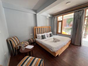 Postel nebo postele na pokoji v ubytování Hotel Old Manali by Himalayan Hotels, with Mountain View, Balcony, Terrace and Parking