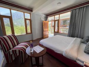 Postel nebo postele na pokoji v ubytování Hotel Old Manali by Himalayan Hotels, with Mountain View, Balcony, Terrace and Parking