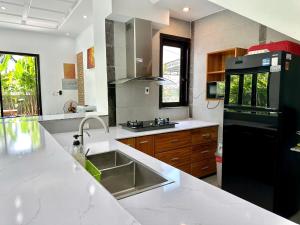 Kuchyň nebo kuchyňský kout v ubytování HOI AN LOTUS AROMA VILLA - FOUR BIG ROOM