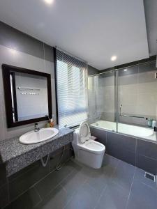 Koupelna v ubytování HOI AN LOTUS AROMA VILLA - FOUR BIG ROOM