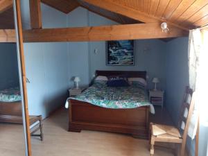 una camera da letto con un letto e due comodini di Maison 5 personnes à Barbâtre, proche plage, animaux admis - FR-1-823-3 a Barbâtre