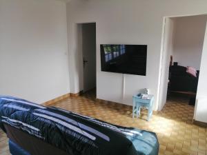 a living room with a couch and a flat screen tv at Maison à Noirmoutier proche plage, animaux admis - FR-1-823-34 in Noirmoutier-en-l'lle
