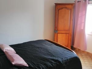 a bedroom with a bed and a wooden door at Maison à Noirmoutier proche plage, animaux admis - FR-1-823-34 in Noirmoutier-en-l'lle
