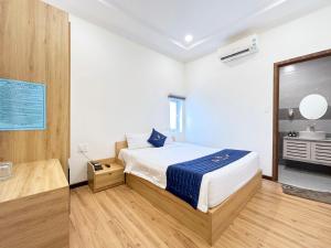 Giường trong phòng chung tại Huy Đạt Hotel