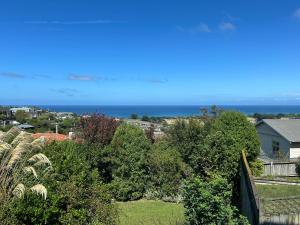 una vista dell'oceano da una casa di Sea Views Studio a Dunedin
