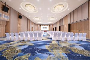 einen Konferenzraum mit weißen Stühlen und einem blauen Teppich in der Unterkunft M Social Resort Penang in George Town + 63 Fotos