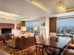 TV a/nebo společenská místnost v ubytování JW Marriott Hotel Medan