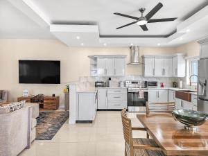 Η κουζίνα ή μικρή κουζίνα στο Hospitality Expert BTS 2 - Pool Beach & Chef +87 φωτογραφίες