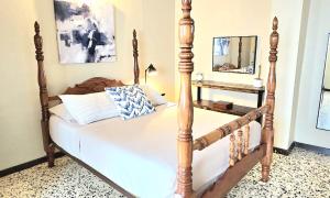 JayuyaJayuya Cozy Aparment with Wi-Fi, Free Parking and AC的卧室内的木架床